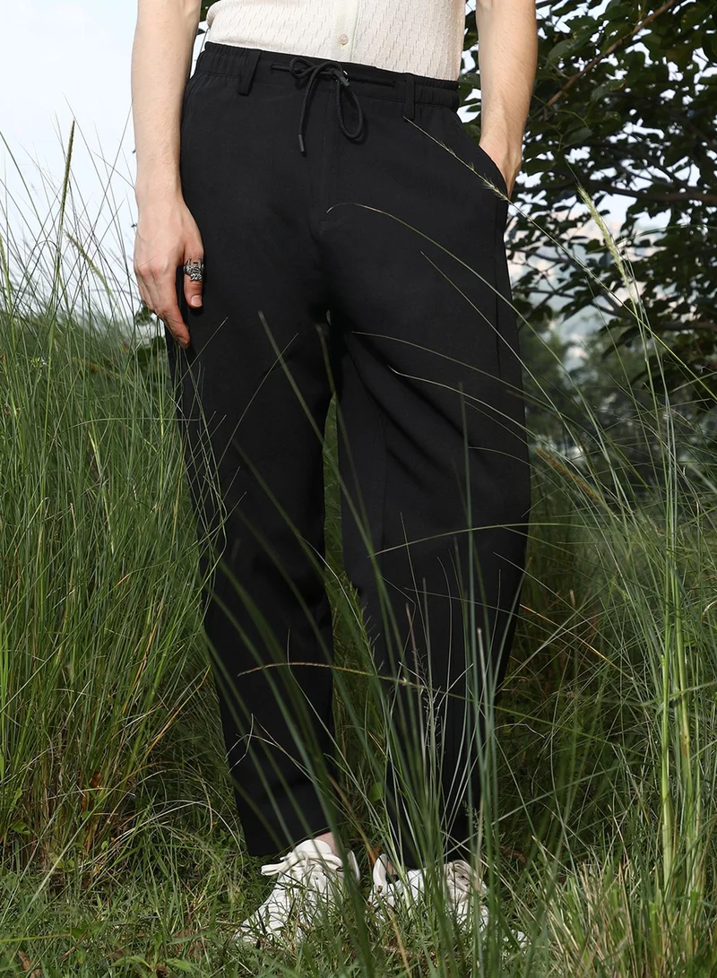 Campus Sutra Men's Onyx Black Solid Relaxed Trousers For Casual Wear | Low-Rise | 4 Pockets | Button & Drawstring Closure | Trousers Crafted With Comfort Fit For Everyday Wear